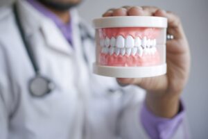 Clinica dentária para idosos, com tratamentos de implantes, próteses dentárias, reabilitação oral. Saberes Odontologia Afetiva em goiania Goiás.