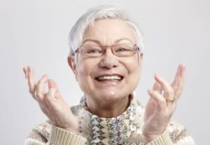 Dra_Daniela_Cardoso_protese_implante_goiania_dentista_idosos_